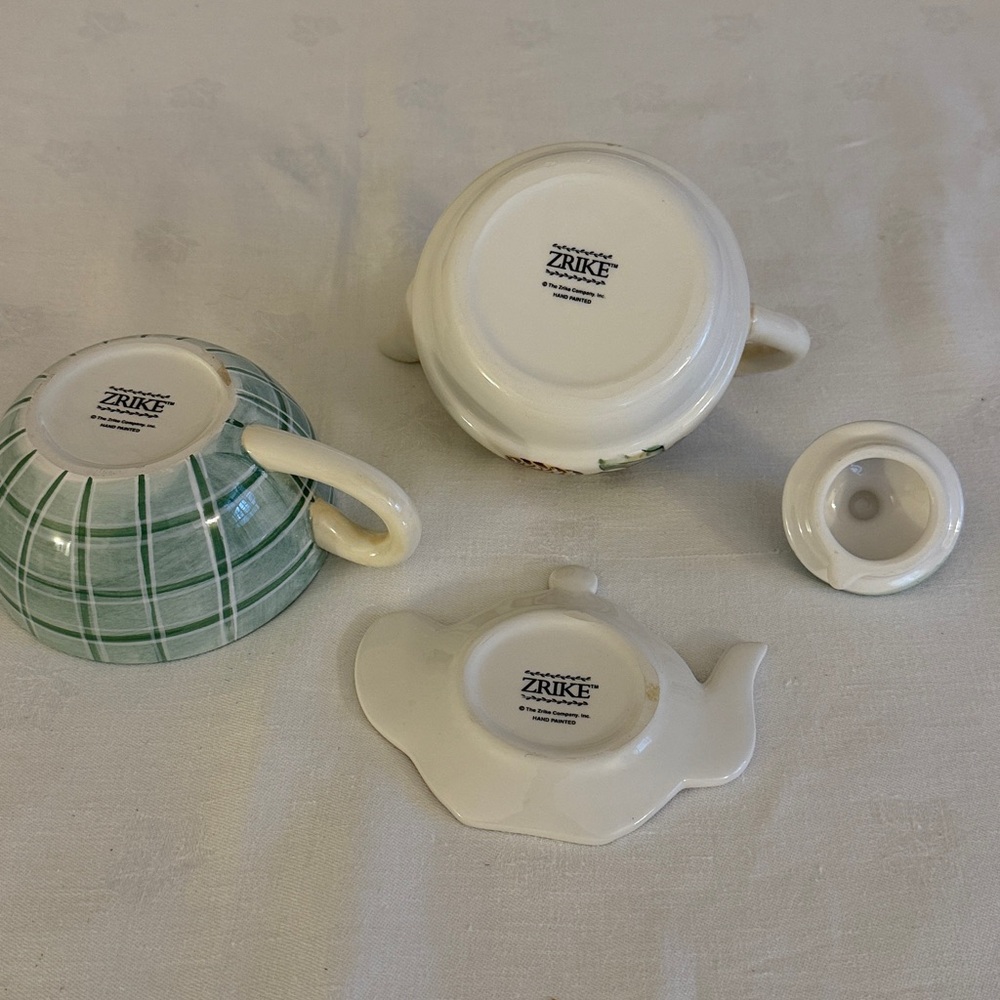 Festive Tea for 2 with Holly Design and tea bag holder - Picture 4 of 4